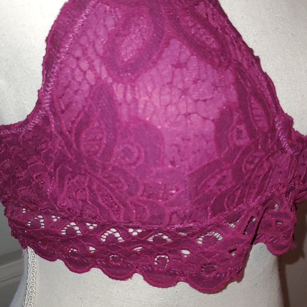 NWOT MEDIUM LACE BRALETTE - Picture 2 of 3